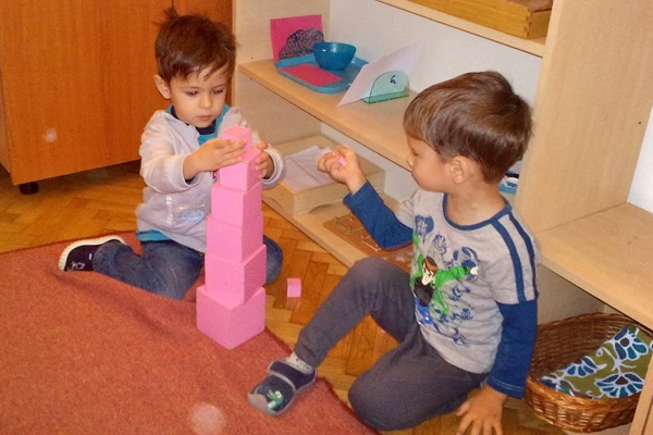 Materiale Montessori: Turnul roz