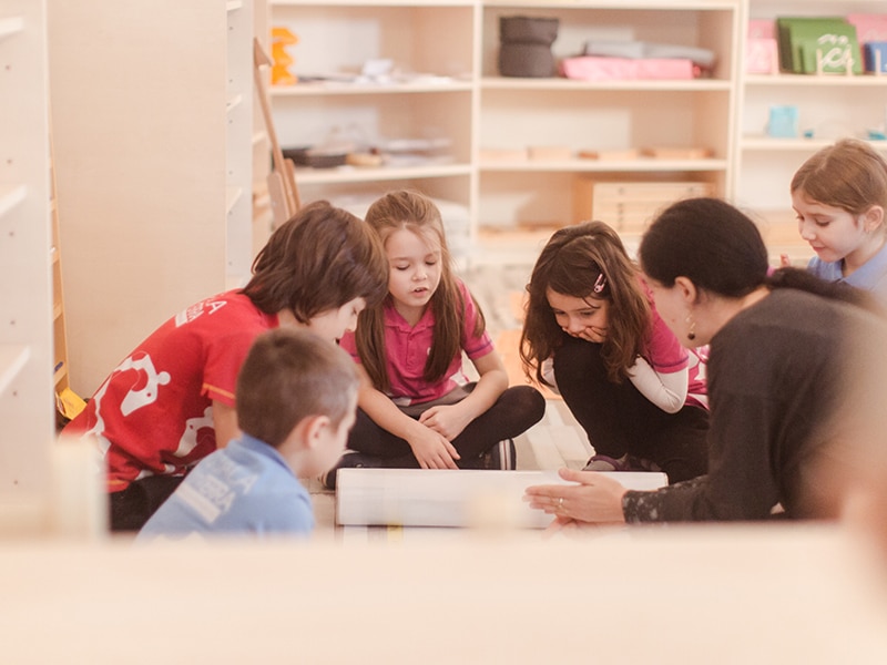 Întâlnirea unui viitor ”ghid Montessori” cu educația Montessori pentru școală