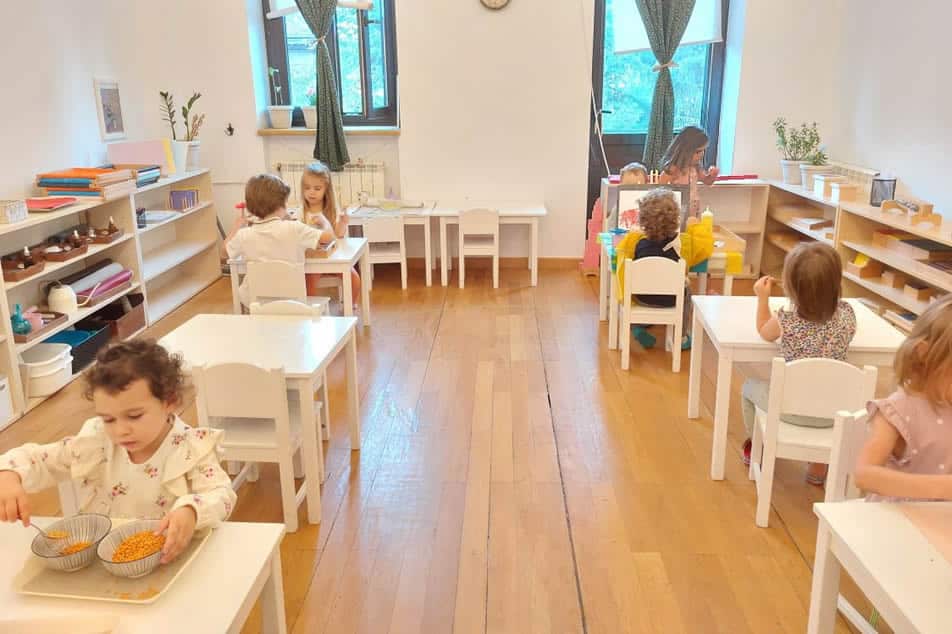 Grădinița Montessori: prea mulți copii într-o clasă?