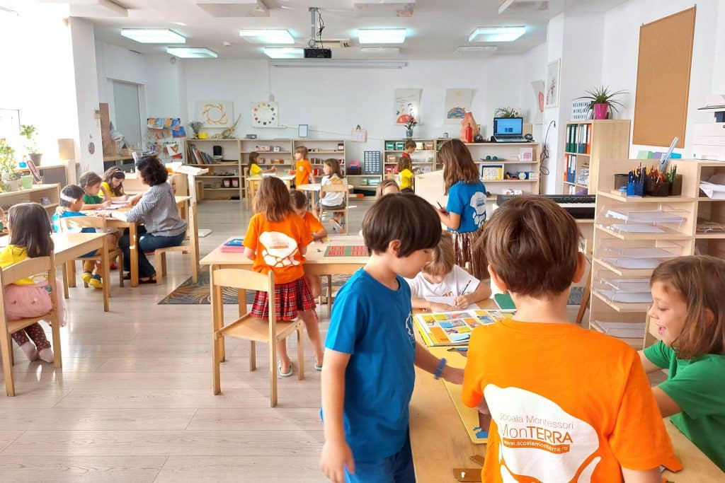 beneficiile educației Montessori pe termen scurt și lung