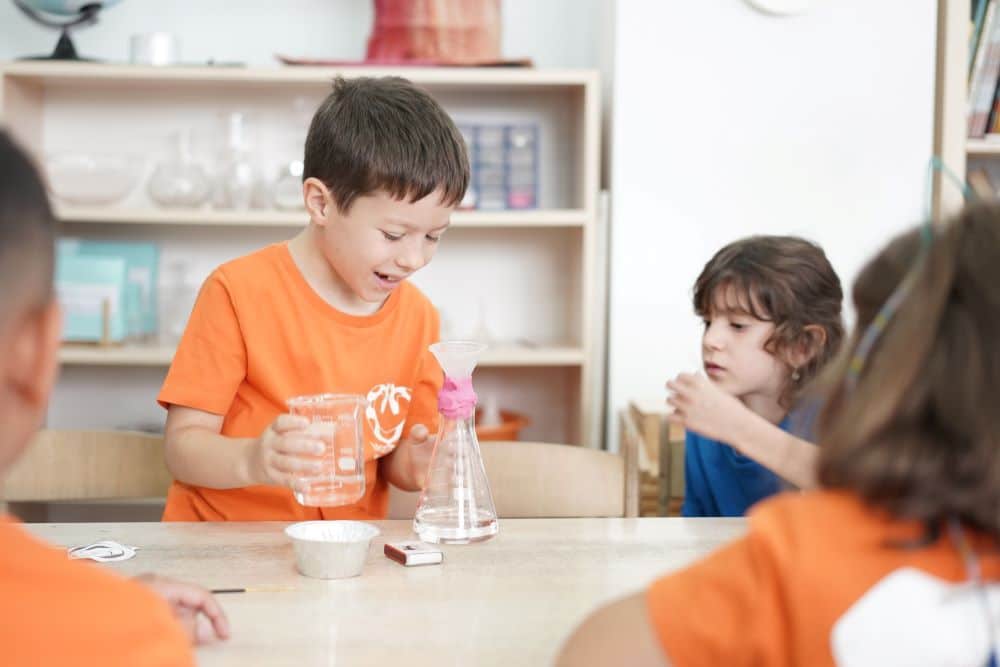 educația Montessori inspiră copiii