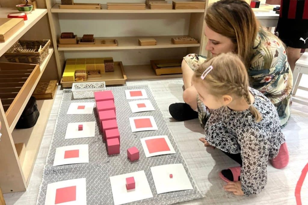 10 beneficii ale grădiniței Montessori pentru dezvoltarea timpurie a copilului
